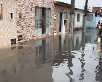 Chuvas fortes deixam ruas alagadas e invadem casas no Prado