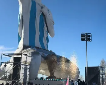 Cidade argentina inaugura estátua de Messi mais alta do mundo