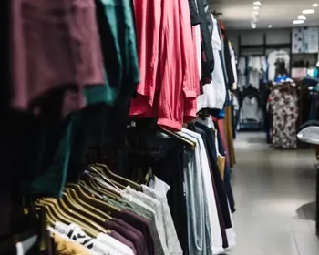 Cliente prova 5 roupas em shopping, devolve 4 e leva 1 sem pagar