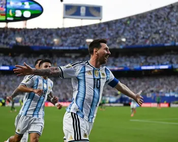 Com atuação histórica de Messi, Argentina vence Argélia na estreia da Copa