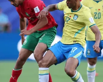 Com chuteira preta e sem clube, Fabinho é testado como titular na seleção