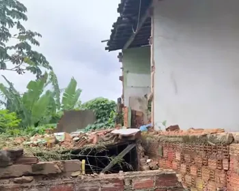 Com chuvas, imóvel interditado ameaça desabar sobre casas no bairro Petrópolis