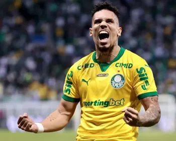 Com um a menos, Palmeiras bate Chapecoense e amplia vantagem no Brasileirão