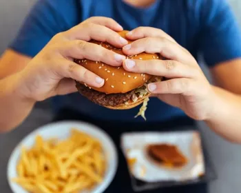 Comer tarde da noite pode causar um verdadeiro caos na sua saúde; entenda