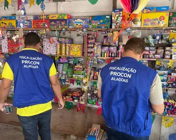 Comerciantes são flagrados vendendo fogos irregulares em feira livre de Penedo
