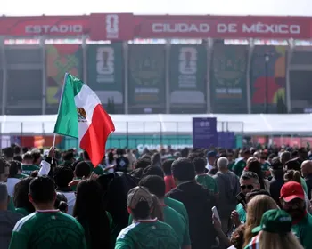 Copa do Mundo: torcedores fazem festa em chegada ao Estádio Azteca