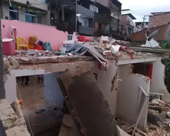 Criança de 9 anos fica soterrada após imóvel desabar em Salvador