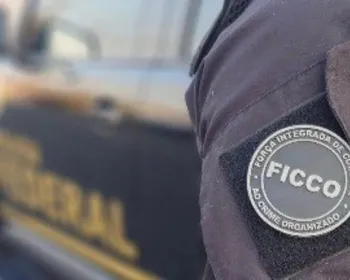 Dupla é flagrada carregando explosivos escondidos em carro no Paraná