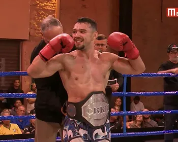 Em grande performance, Douglas Menna bate Serginho PP e leva cinturão do K1