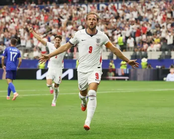 Em jogão, Inglaterra bate Croácia com show de Kane em estreia na Copa
