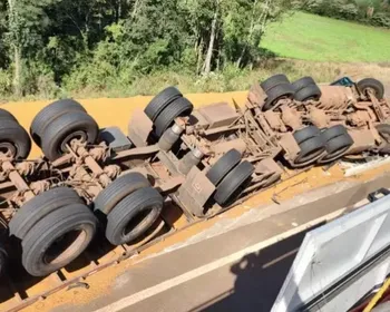 Esposa de motorista morre soterrada por carga de caminhão que tombou