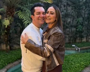 Esposa de Regis Danese queima boneco Labubu após incêndio em sua casa