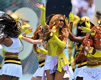 Estilista brasileira explica suposto plágio em figurino de Shakira na Copa