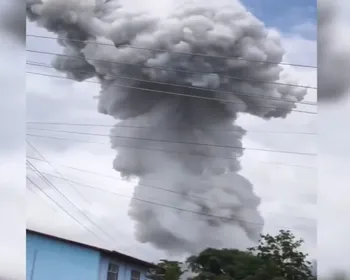 Explosão em prédio que armazena explosivos deixa 55 mortos