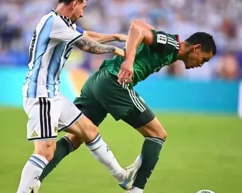'Falta grosseira': imprensa da Argélia detona juiz por não expulsar Messi