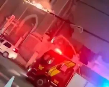 Fiação pega fogo e assusta pedestres na Praça dos Martírios