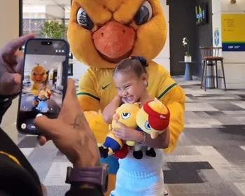 Filha de Neymar e Bruna Biancardi encanta ao conhecer mascote da Seleção Brasileira