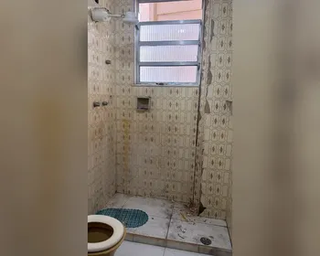 Filho deixa mãe paralítica em quarto sujo e vende móveis por droga