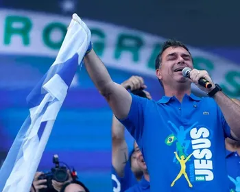Flávio Bolsonaro pede orações pelo pai em Marcha para Jesus