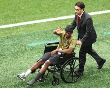 Fora da Copa, Koné é aplaudido por torcedores antes de Suíça x Canadá