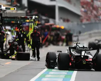Gabriel Bortoleto volta a ser criticado por corrida na F1: 'Medíocre'