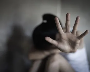 Homem é preso por desrespeitar medida protetiva e espancar companheira