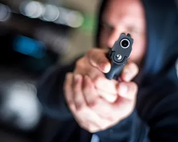 Homem mata dois vizinhos a tiros para defender esposa ameaçada