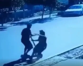 Idosa é arremessada para buraco após ser atingida por patinete; vídeo