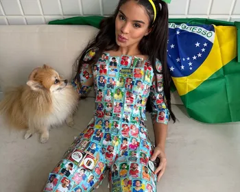 Influencer promete nudes por figurinhas raras para completar álbum da Copa