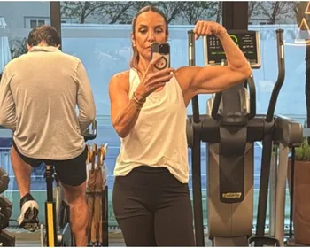 Ivete Sangalo impressiona ao exibir braço musculoso em treino