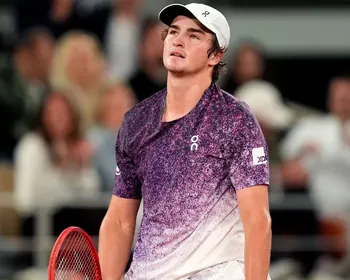 João Fonseca é superado por Mensik e dá adeus a Roland Garros