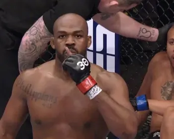 Jon Jones debocha de Poatan após derrota no UFC Casa Branca