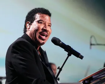 Lionel Richie brincou com o público antes de passar mal e deixar show