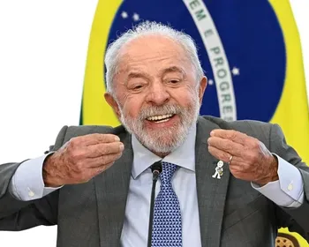 Lula critica Flávio Bolsonaro: “Não tem vergonha de trair nossa pátria”