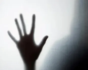 Marido sufoca e agride esposa após ser flagrado com outra