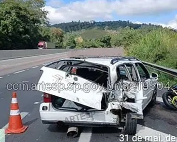 Motociclista bate em carro, é arremessado na pista e morre atropelado