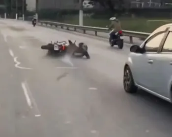 Motociclista cai e sai rolando após filmar passeio enquanto pilotava; veja vídeo