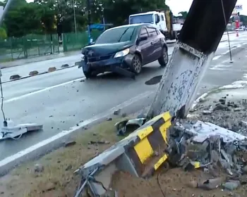 Motorista embriagado derruba poste na Via Expressa e provoca apagão, interdições e congestionamentos em Maceió