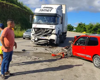 Motorista morre após colisão entre carro e carreta na BR-101, em Novo Lino