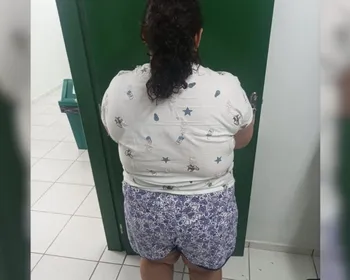 Mulher de 37 anos finge ser menina de 12 anos, vive com família por 14 meses e é presa
