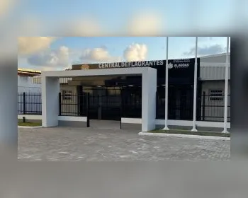 Mulher é presa após ameaçar pessoas com faca e dar soco em policial