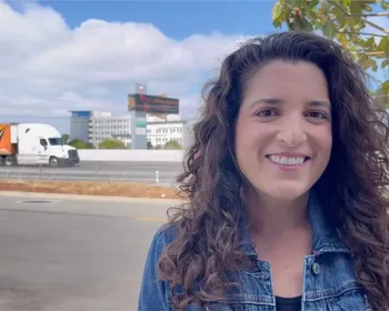 Mulher que alugou outdoor para achar marido engata namoro sério