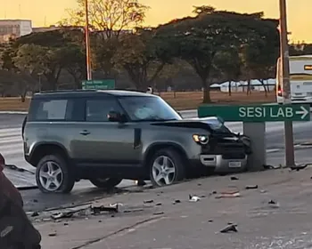 Mulher que urinou na rua e xingou delegado é presa ao bater carro bêbada