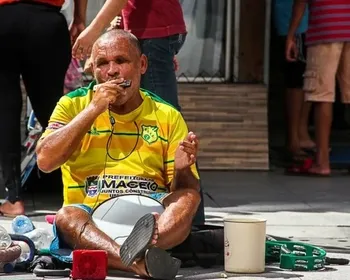 Natural de PE, cantor e símbolo da cultura popular: conheça a história do 'Ceguinho do Centro'