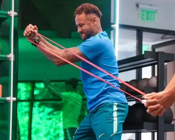 Neymar inicia nova fase da recuperação e mira retorno na Copa