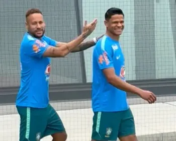 Neymar quebra protocolo, brinca com jornalistas e levanta astral em treino da Seleção