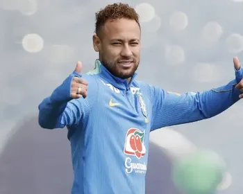 Neymar se emociona em clima de despedida na Granja Comary e dá dicas a Vini Jr. e Paquetá