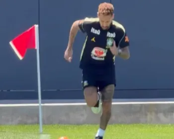 Neymar treina pela primeira vez no campo com a Seleção na Copa