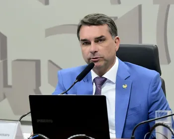 Após atrito com Michelle, Flávio anuncia plano "Brasil por Elas"