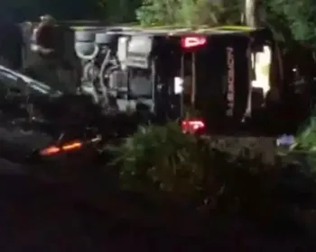 Ônibus de passageiros tomba e deixa um morto e diversos feridos